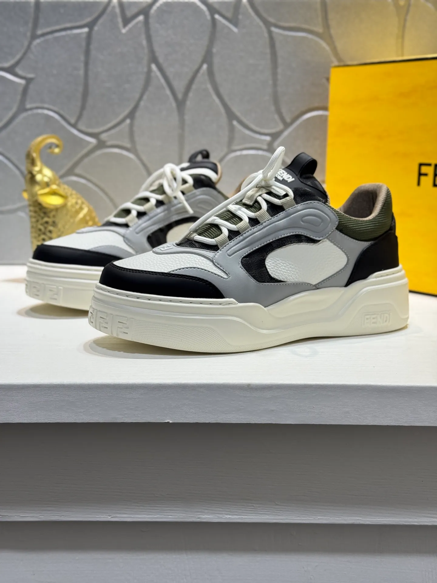 Men's men's shoes 💰560 [New style] 🦥🦥FENDI Fendi high version latest Force series calfskin FF mesh round toe thick sole low-top sports sneakers, these Force lace-up low-top shoes. Made of white full-grain leather and white and brown smooth leather. Padded. Brown FF jacquard and yellow technical fabric details. Lightweight and thick white sole with FF pattern details on the toe and heel ✔️Fabric: Imported first-layer cowhide breathable mesh ✔️Inner lining: Customized breathable mesh ✔️Sole: Open-molded rubber foam material ✔️Sole thickness: 7CM Size: #Men's 38-44 (45 is custom-made and cannot be returned or exchanged
